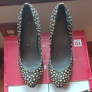 Stylish Black and Gold Women's Shoes